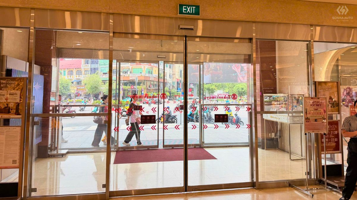 Cửa tự động NABCO tại không gian thương mại Takashimaya