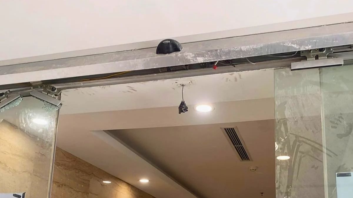 Bụi bẩn khiến cảm biến cửa tự động nhận diện người không chính xác