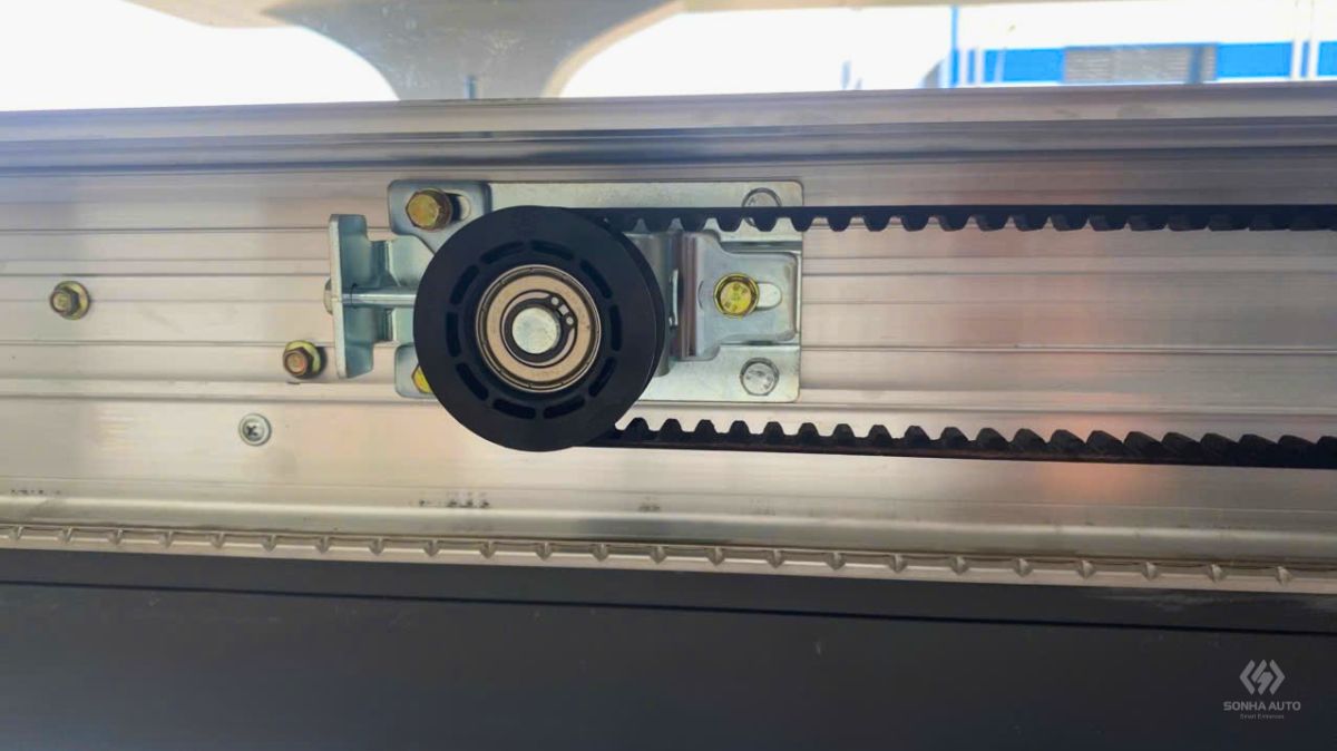 Dây curoa truyền chuyển động từ motor đến cánh cửa tự động Dây curoa truyền chuyển động từ motor đến cánh cửa tự động